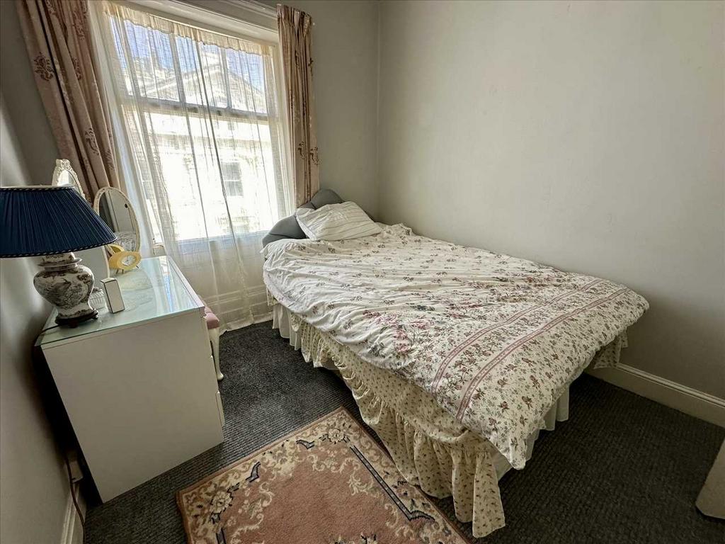 Bedroom (side)