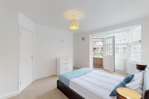 3 bedroom flat to rent, Emlyn Gardens, London W12