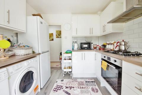 2 bedroom flat for sale, High Road, London N12