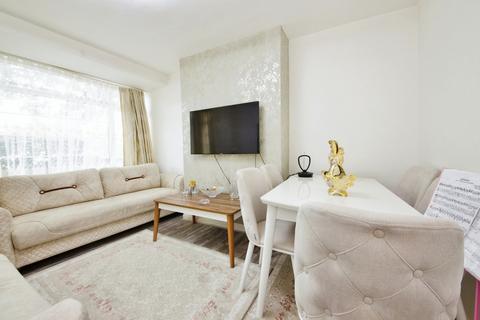 2 bedroom flat for sale, High Road, London N12