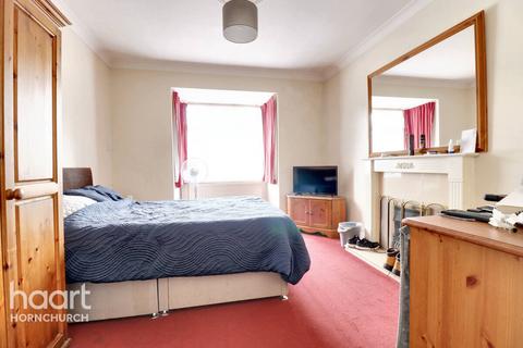3 Dorian Road, Hornchurch, RM12 4AW