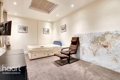 3 Dorian Road, Hornchurch, RM12 4AW