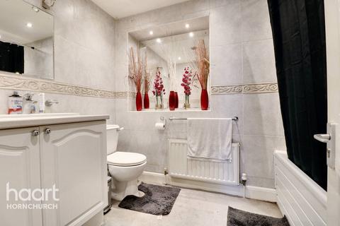 3 Dorian Road, Hornchurch, RM12 4AW