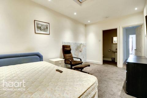 3 Dorian Road, Hornchurch, RM12 4AW