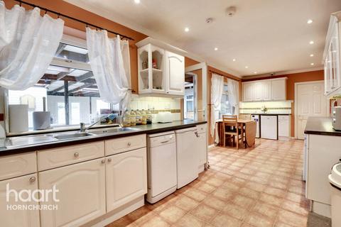 5 bedroom detached house for sale, Dorian Road, Hornchurch