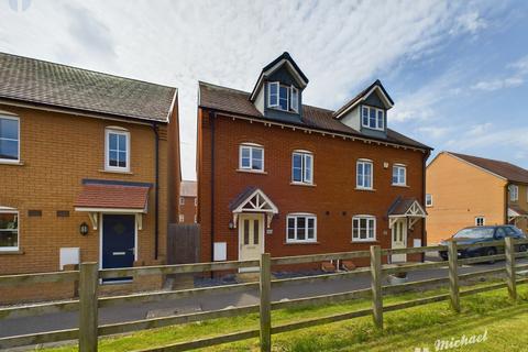 3 bedroom semi-detached house for sale, Skinner Road, Aylesbury, Buckinghamshire