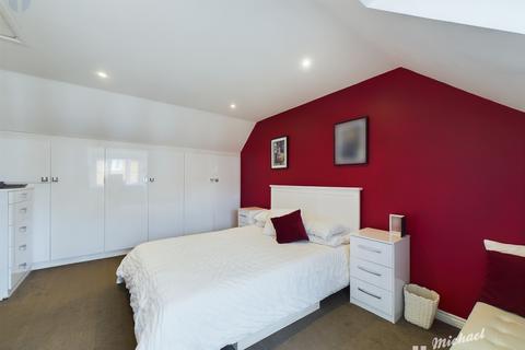 3 bedroom semi-detached house for sale, Skinner Road, Aylesbury, Buckinghamshire