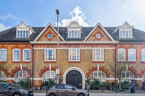 3 bedroom flat for sale, Parkgate Road, Battersea Park, SW11.