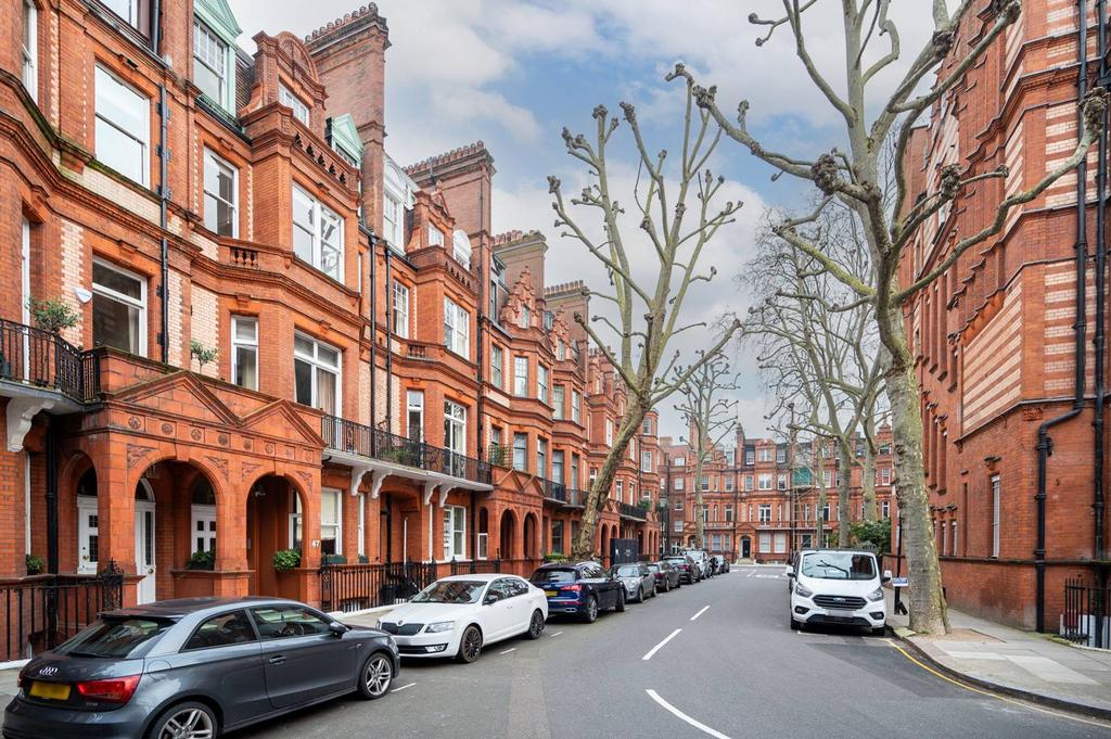 Sloane Gardens, Sloane Square... 1 bed flat to rent £5,634 pcm (£