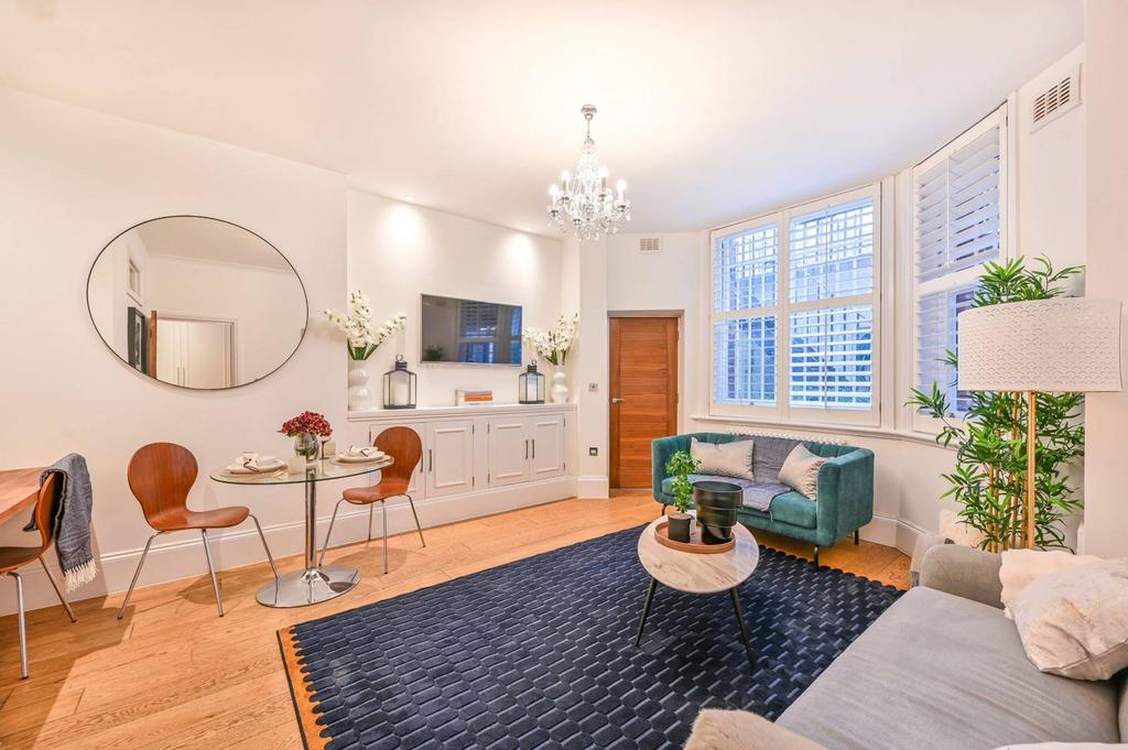 Sloane Gardens, Sloane Square... 1 bed flat to rent £5,634 pcm (£