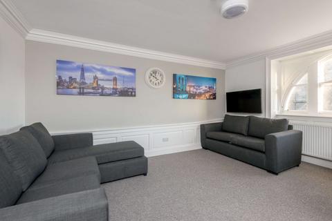 5 bedroom flat to rent, 55P – Hunter Square, Edinburgh, EH1 1QW