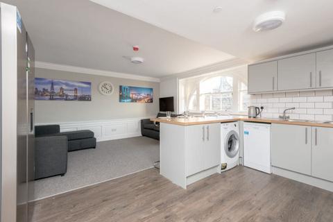 5 bedroom flat to rent, 55P Hunter Square, Edinburgh, EH1 1QW
