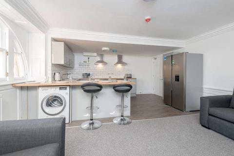 5 bedroom flat to rent, 55P Hunter Square, Edinburgh, EH1 1QW