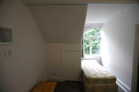 Studio to rent, Victoria Road, London