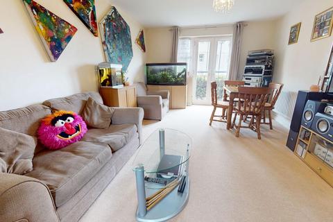 2 bedroom flat for sale, Farnborough Drive, Daventry, Northamptonshire NN11 8AL