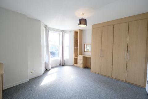 2 bedroom flat to rent, Hornsey Park Road