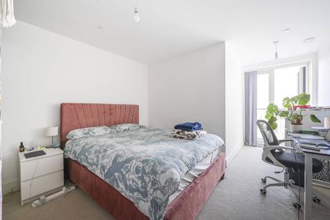3 bedroom flat to rent, Lincoln Plaza, E14, Tower Hamlets, London, E14