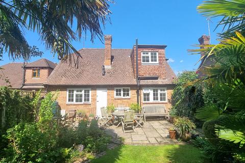 10 Backwoods Close, Lindfield, Haywards Heath, RH16 2EG