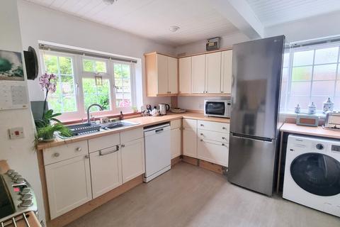 10 Backwoods Close, Lindfield, Haywards Heath, RH16 2EG