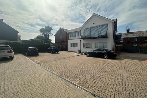 4 bedroom flat to rent, East Terrace, Walton-on-the-Naze CO14