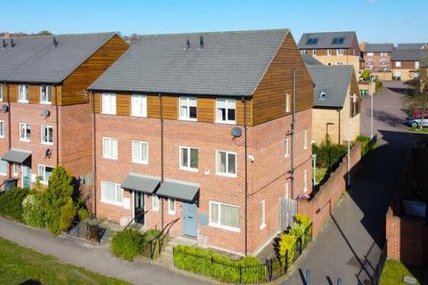 4 bedroom semi-detached house to rent, Oaktree Drive, Gipton, Leeds, West Yorkshire, LS8