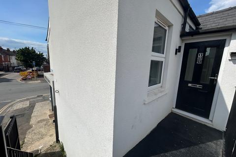 2 bedroom flat to rent, Seymour Road, Gloucester