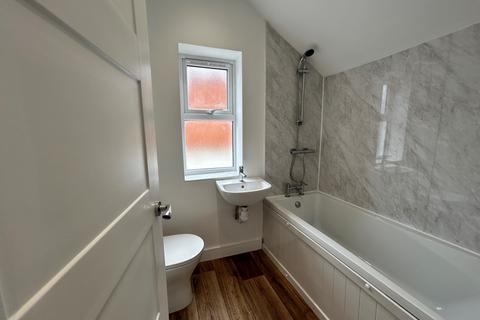 2 bedroom flat to rent, Seymour Road, Gloucester