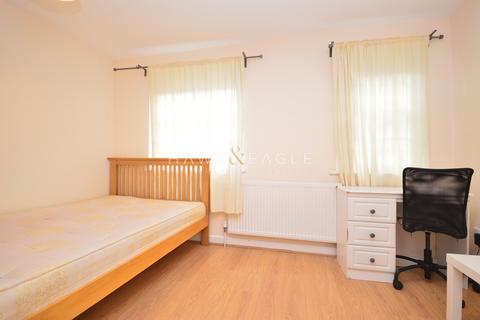 3 bedroom terraced house to rent, Steels Lane, London, Greater London. E1