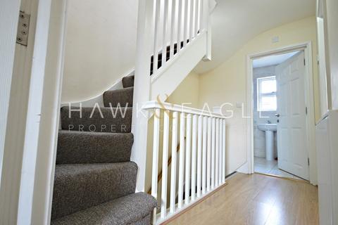 3 bedroom terraced house to rent, Steels Lane, London, Greater London. E1