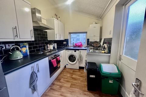 3 bedroom flat share to rent, 63 Alexandra Road