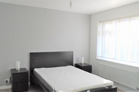 2 bedroom flat to rent, Southall UB1
