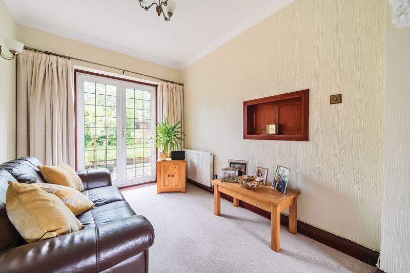 Lounge (rear -...