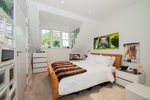 2 bedroom apartment for sale, Bridge Road, Hampton Court