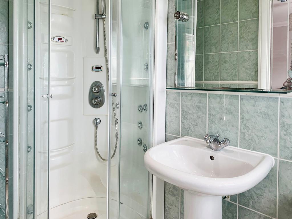 D97e0b84-Ensuite 201