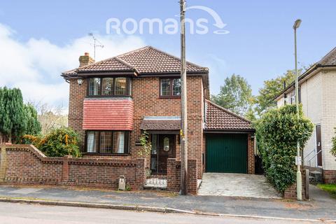 3 bedroom detached house to rent, Albany Road, Fleet