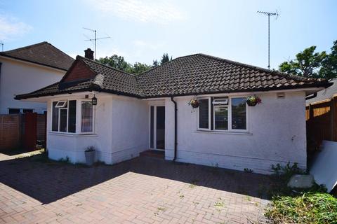 2 bedroom detached bungalow to rent, Turnoak Avenue, Woking