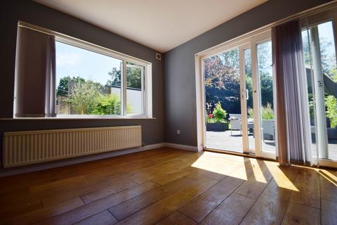 2 bedroom detached bungalow to rent, Turnoak Avenue, Woking