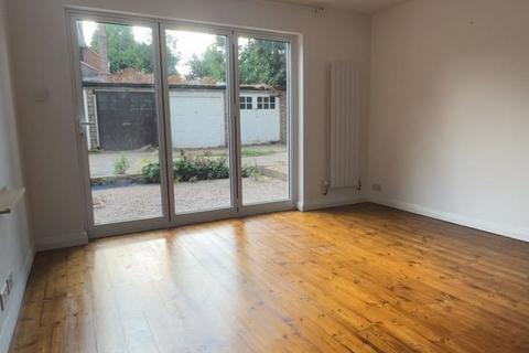 2 bedroom flat to rent, The Green, Winchmore Hill N21
