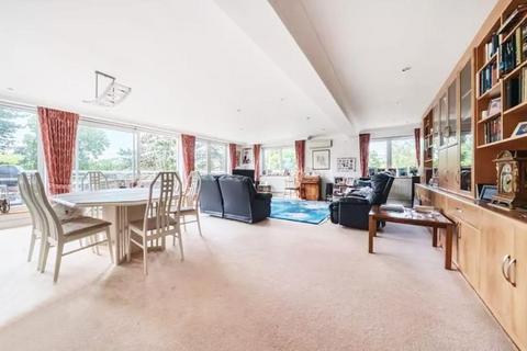 2 bedroom flat for sale, Stonegrove, Edgware HA8