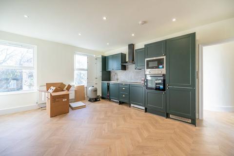 4 bedroom flat to rent, Barking Road, Plaistow, London, E13