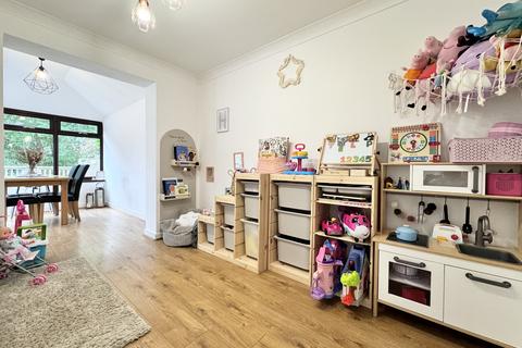 10 The Pines, Hirwaun, Aberdare, CF44 9QW