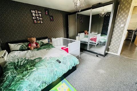 2 bedroom flat for sale, SPRING CLOSE, DAGENHAM RM8
