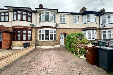 3 bedroom terraced house to rent, Fourth Avenue, Romford