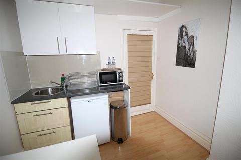 House share to rent, Beechcroft Avenue, London