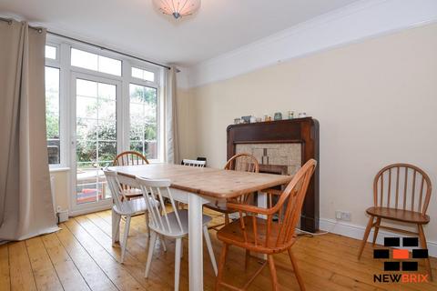 4 bedroom detached house to rent, Cheyne Hill, Surbiton KT5