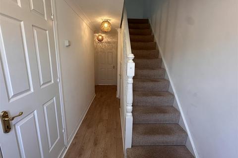 3 bedroom townhouse to rent, East O' Hills Close, Heswall