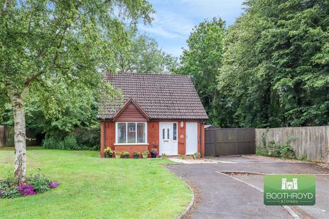 2 bedroom detached bungalow for sale, Adcock Drive, Kenilworth