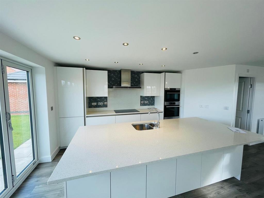 Living Kitchen/Dining Room