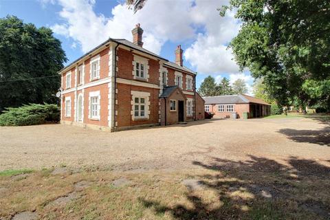 5 bedroom detached house to rent, Abbey Lane, Haveringland Norwich