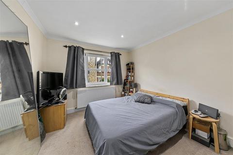 1 bedroom flat for sale, Station Road, Hampton